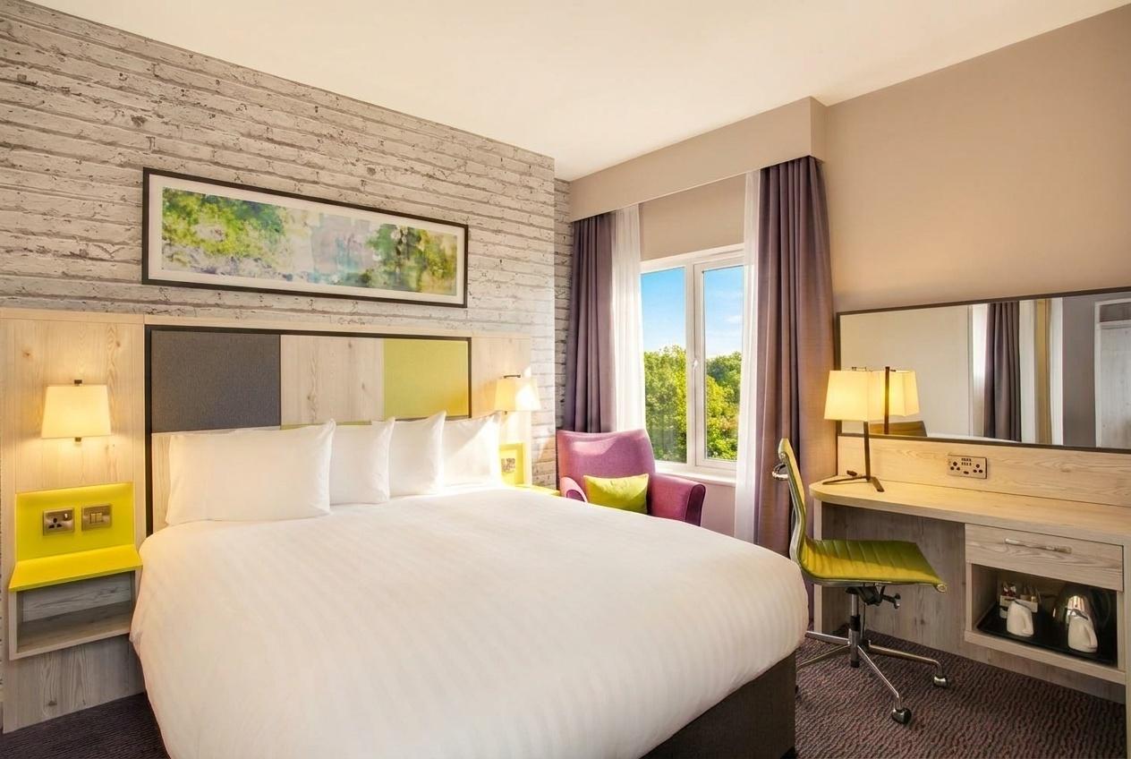 Leonardo Hotel Manchester Central Bed & Breakfast City Break For Two - Choose From Either £20 Food Or Drink Credit Or A Bottle Of Prosecco
