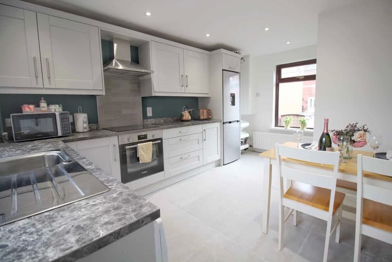 Belfast Stay For 2 With Early Check-In & Late Checkout - 2 Nights & 3 Location Options