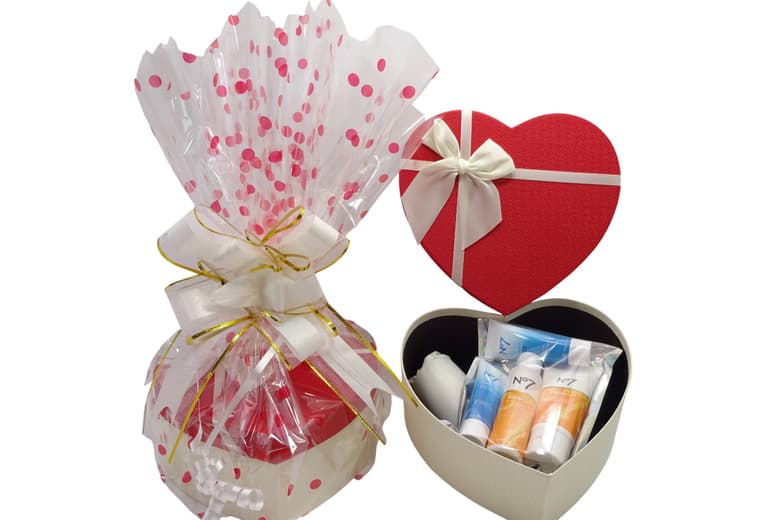 5 Piece Luxury No7 Glow Skincare Gift Hamper For Her