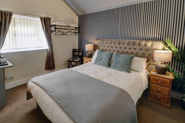 Rural Peak District Overnight Stay For 2 With Breakfast, Prosecco & Dinner Upgrade - Ye Olde Cheshire Cheese Inn